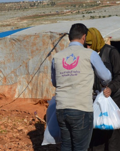 توزيع سلل في مخيمات حربنوش ل 200 عائلة