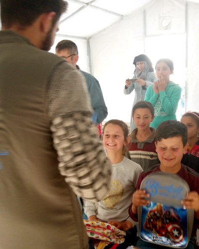 توزيع حقائب مدرسية وقرطاسية