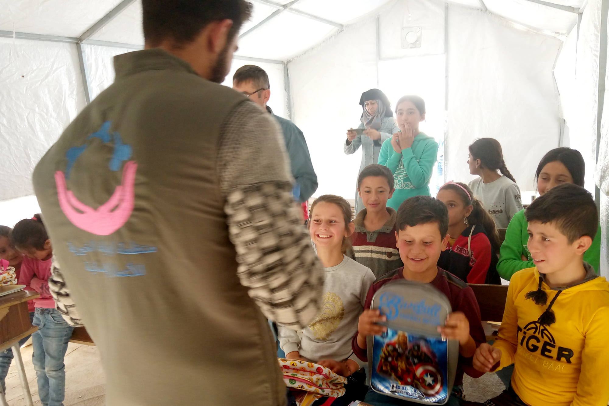 توزيع حقائب مدرسية وقرطاسية